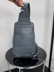 Сумка-слинг Louis Vuitton из кожи крокодила - Image 2